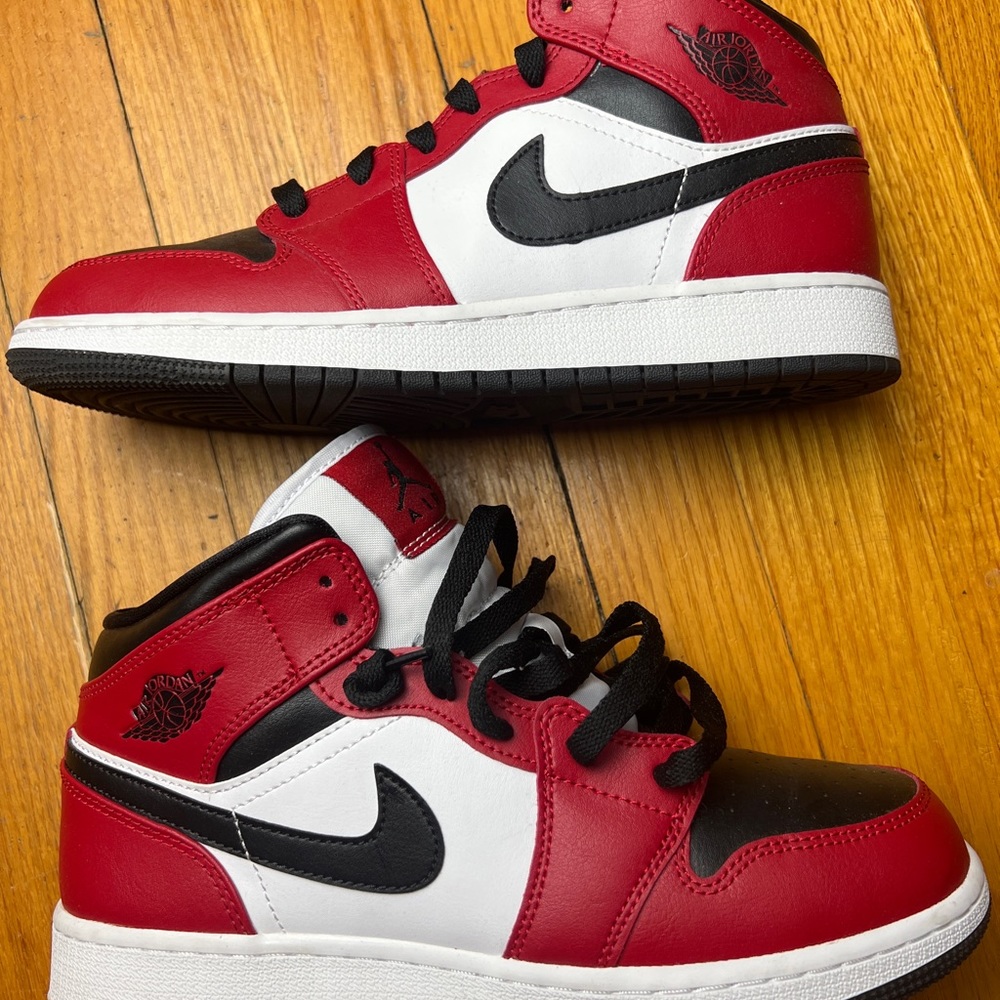 Air Jordan MID 1